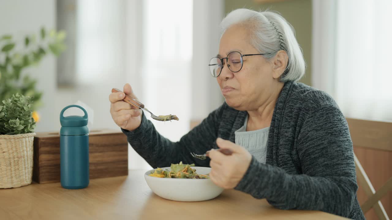 祖母吃东西是为了身体健康。视频下载