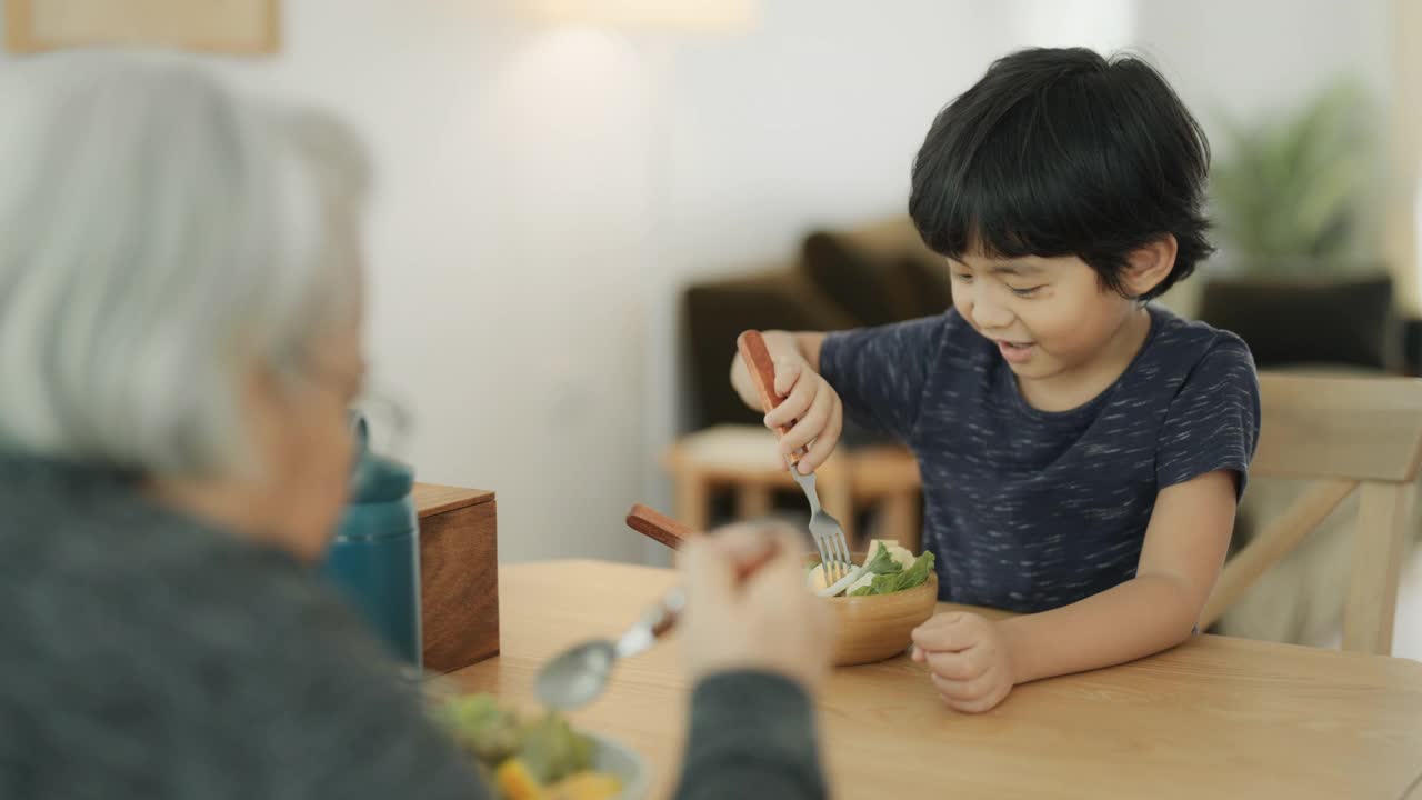 男孩和奶奶喜欢吃东西。视频下载