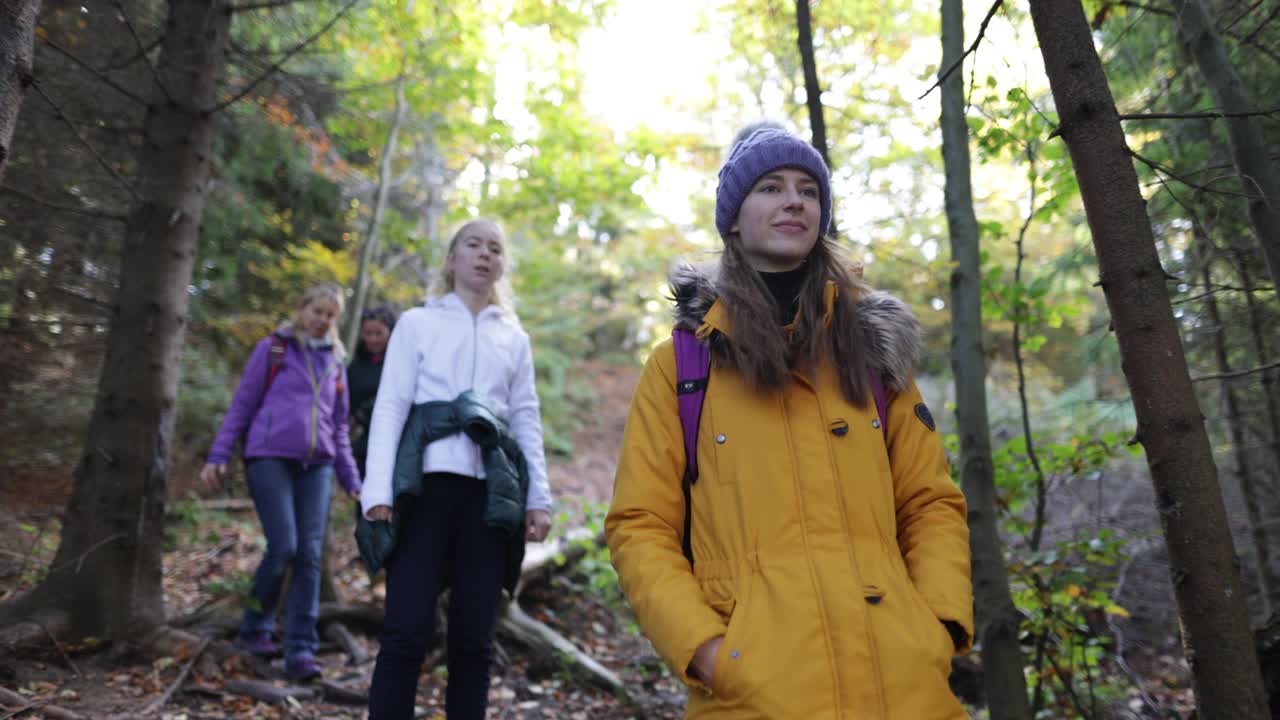 两家人一起在秋天的森林里徒步旅行视频素材