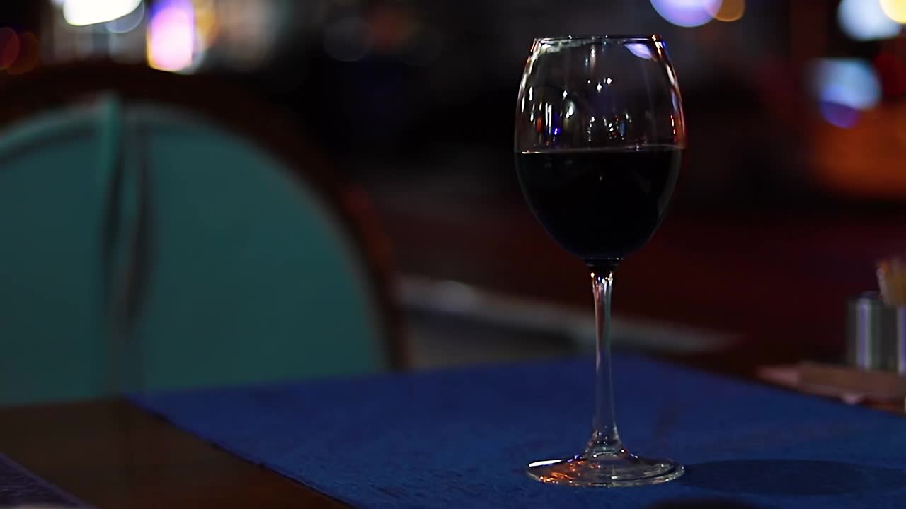 红酒倒进酒杯的特写镜头。视频素材