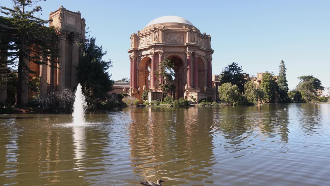 旧金山艺术宫圆形大厅，有喷泉和倒影视频下载