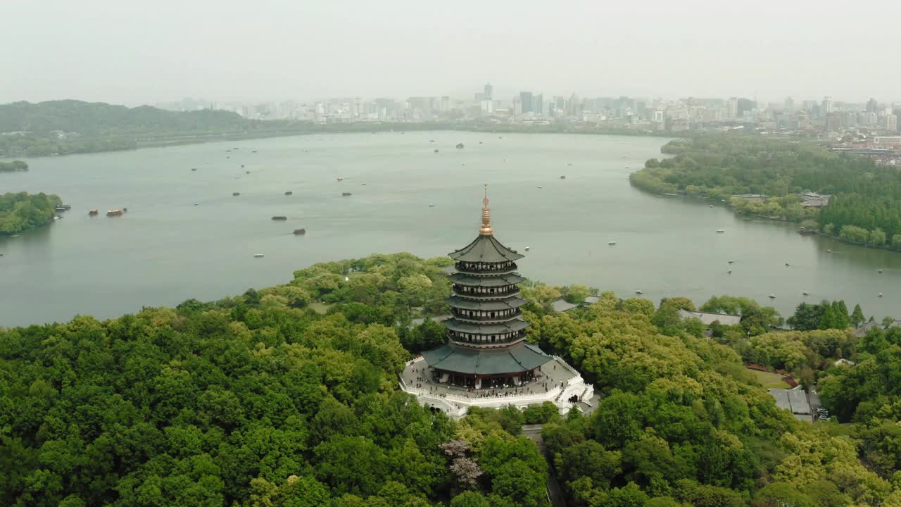 无人机拍摄的雷峰塔，西湖，浙江杭州视频下载