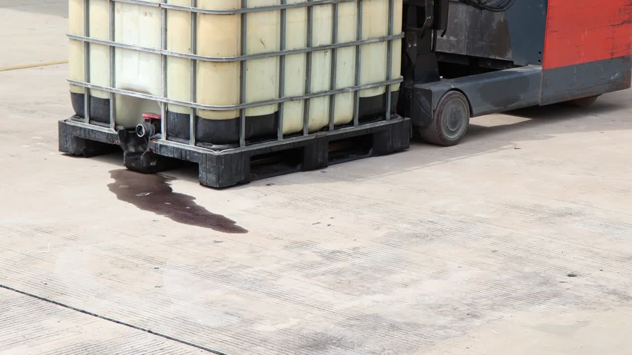 工业危险化学废物容器，从阀门泄漏视频素材