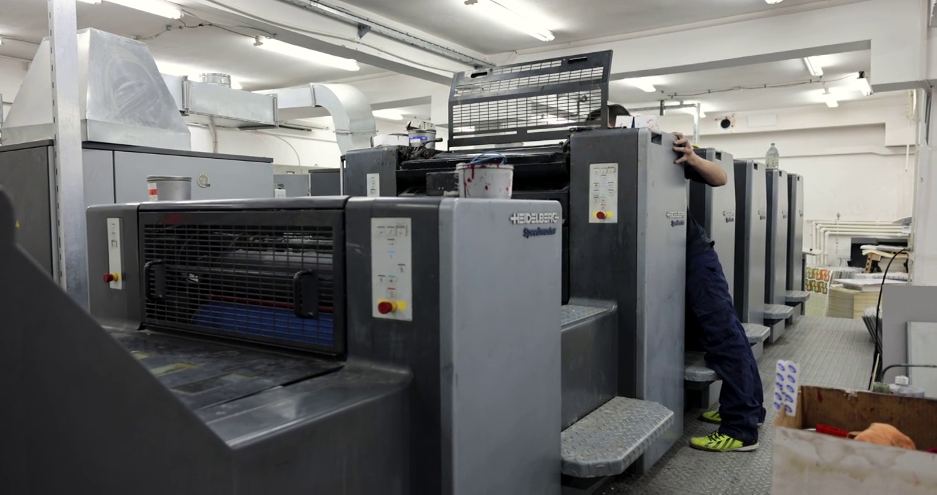 印刷厂的工人，启动自动印刷机视频下载
