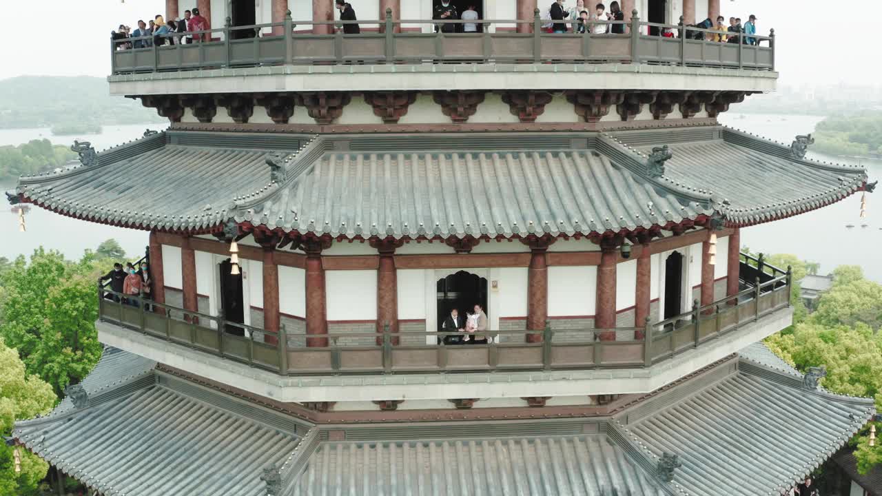 无人机拍摄的雷峰塔，西湖，浙江杭州视频素材