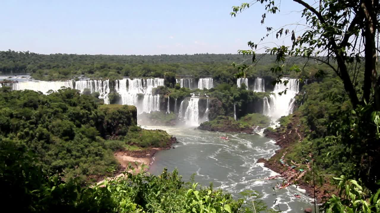 巴西伊瓜苏瀑布与树框架和河流视频下载