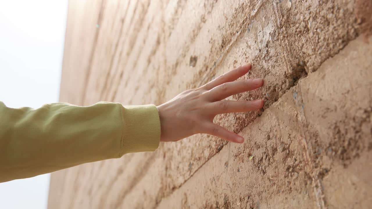 女人的手触摸着旧墙视频素材