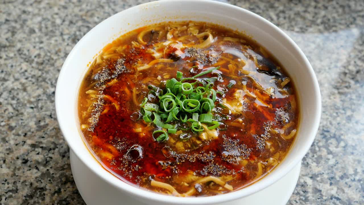 关闭圆圈运动的四川热辣汤碗，中国菜在餐厅视频下载