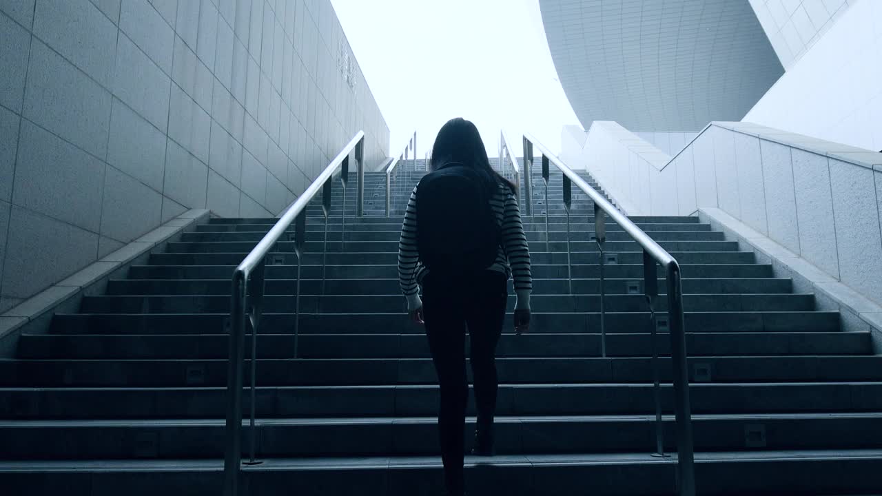 一个女人走在的台阶上视频下载