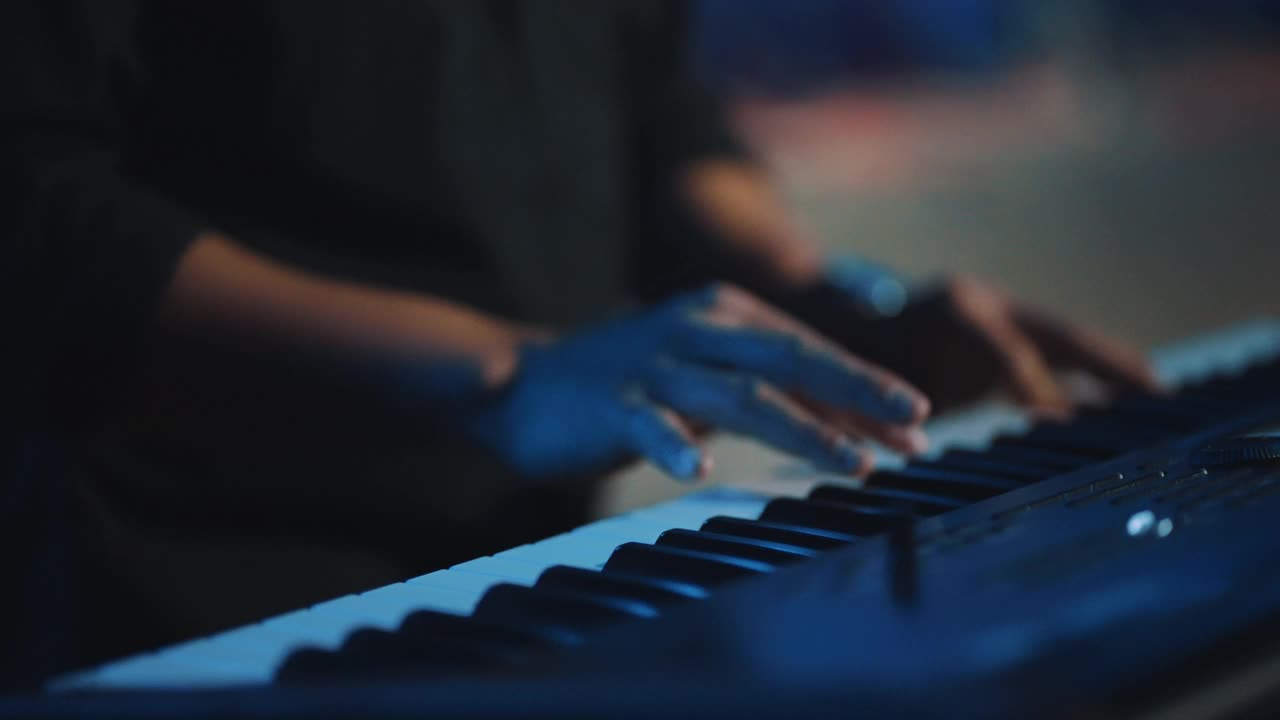 音乐家在音乐会上演奏键盘视频下载