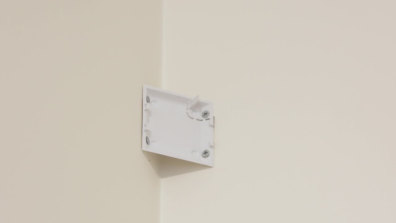 室内安防系统设备，安装智能运动传感器，无线报警运动探测器安装在房子的墙壁上。视频下载