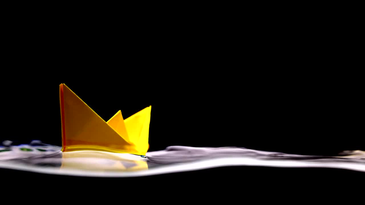 黄色的纸船在水面上视频素材