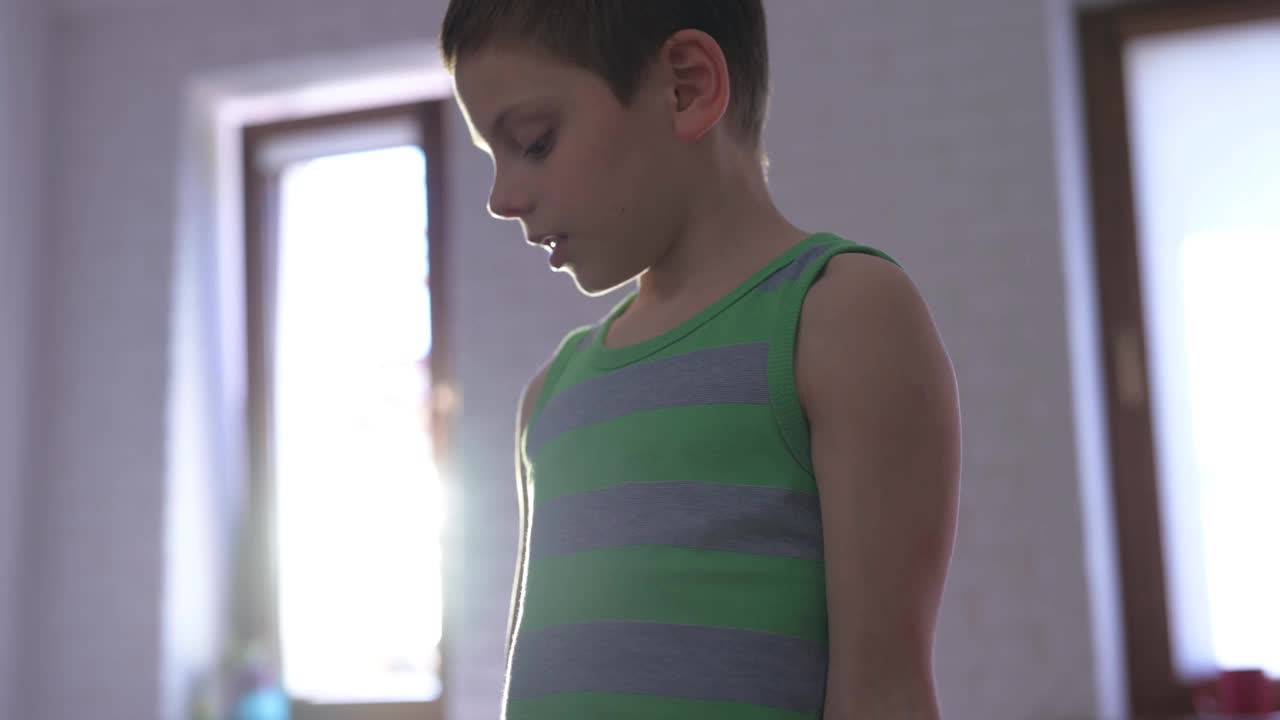 健身动机健康活跃的高加索小强壮男孩在条纹背心举重哑铃在室内家庭运动训练娱乐健身锻炼视频下载
