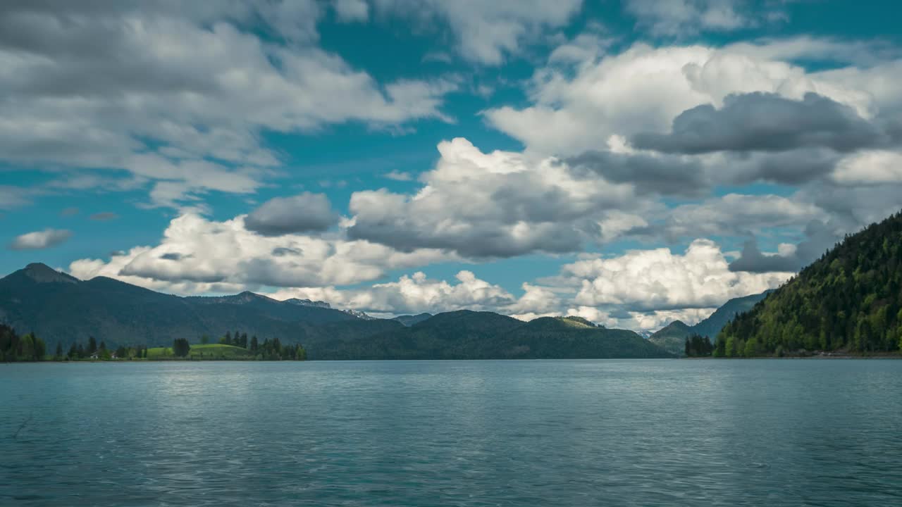 巴伐利亚Walchensee湖与移动的云的时间流逝视频下载