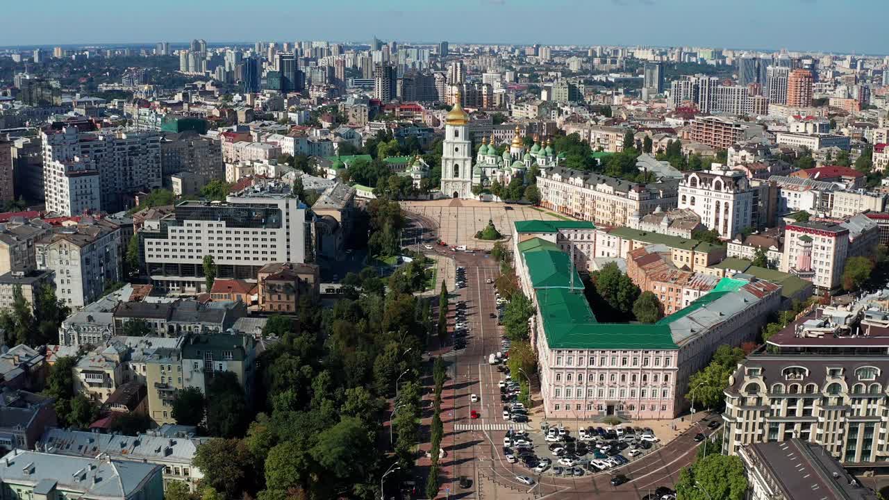 下午在基辅圣索菲亚大教堂上空的美丽飞行。房子的晨景。乌克兰首都中心的俯视图。视频素材