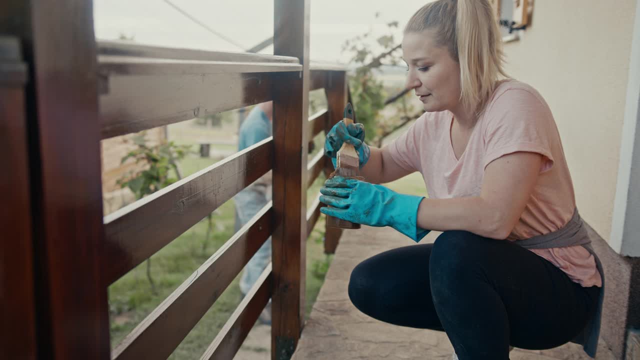 一个女人和她的男朋友一起刷栅栏的时候摆造型视频下载