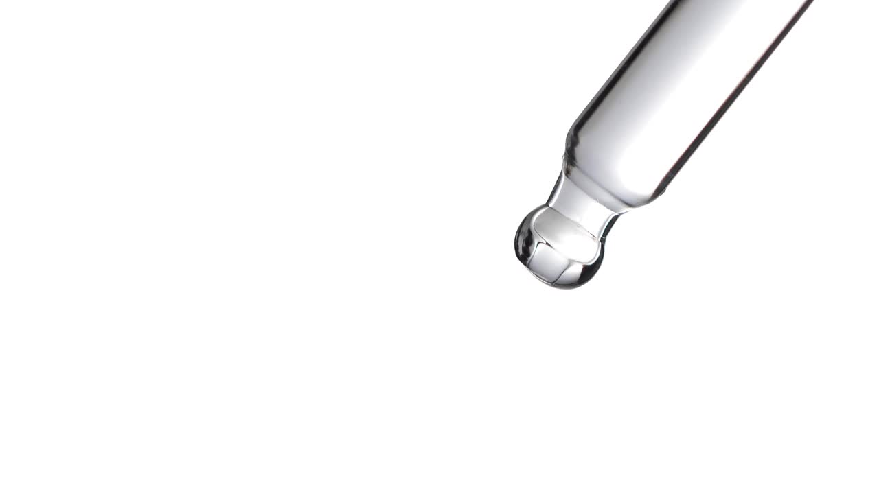 水滴从白色背景上分离的实验室玻璃吸管上落下视频下载