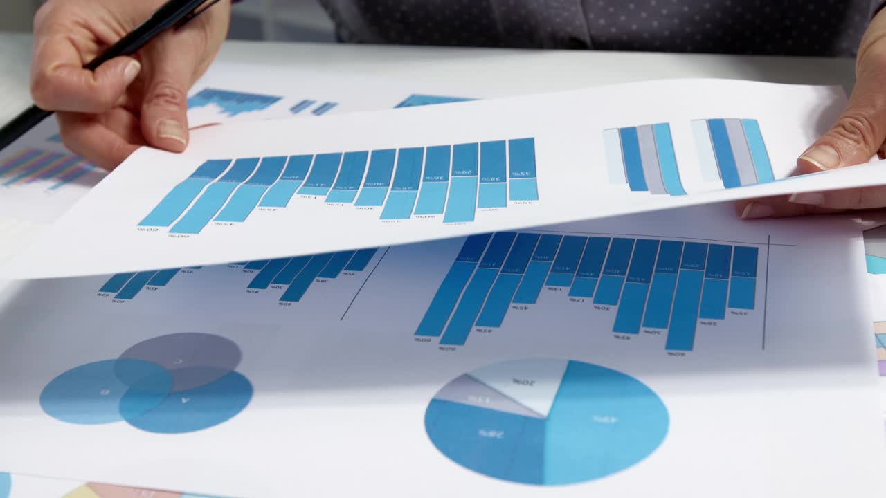统计报表、分析。您的桌面上有许多商业财务增长图表。视频素材