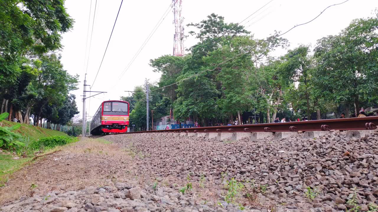 在印度尼西亚雅加达最受欢迎的公共交通工具是在城市公园中间经过的通勤列车(KRL)。视频下载