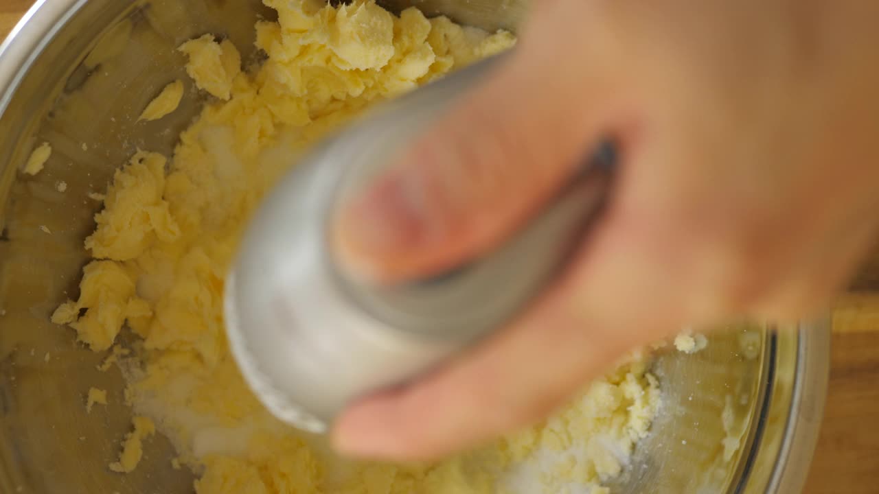把鸡蛋、黄油混合在一起做海绵蛋糕视频素材