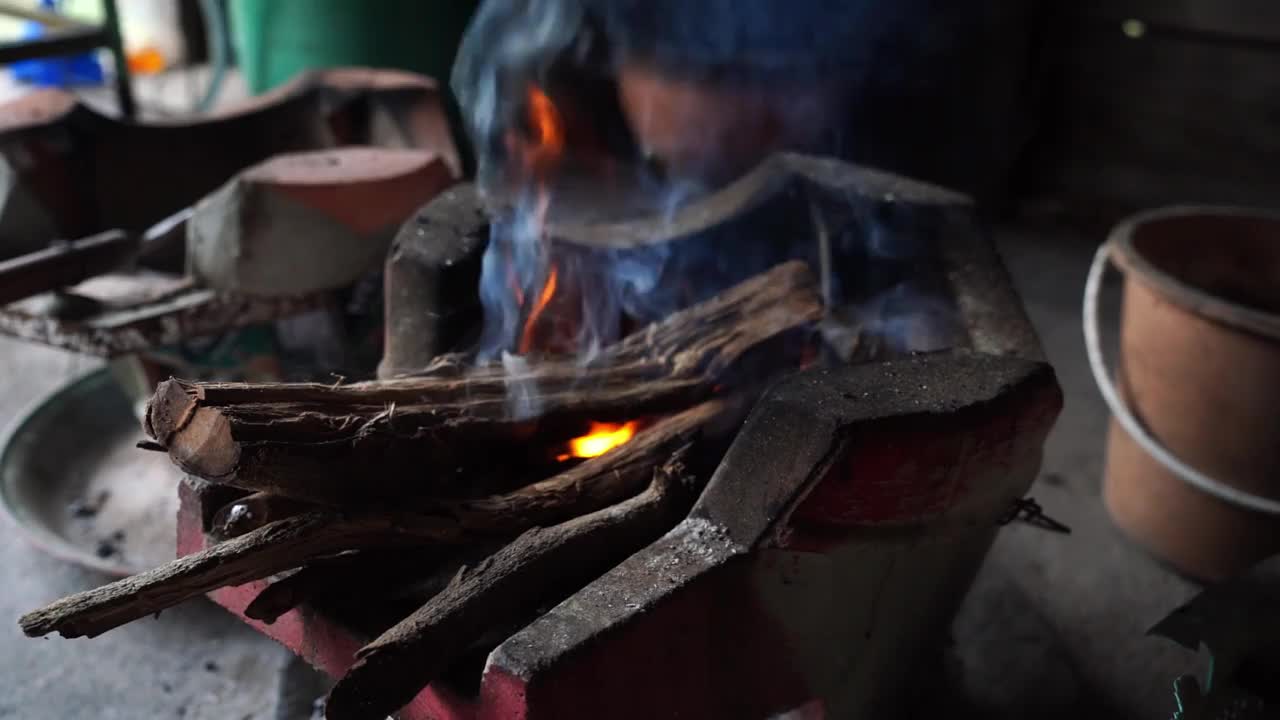 柴火炉中火焰和烟雾的抽象视频下载