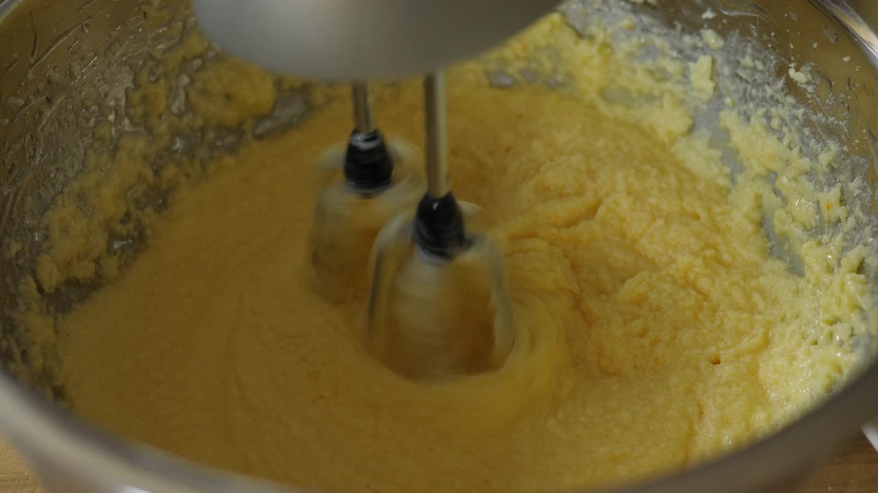 把鸡蛋、黄油混合在一起做海绵蛋糕视频下载