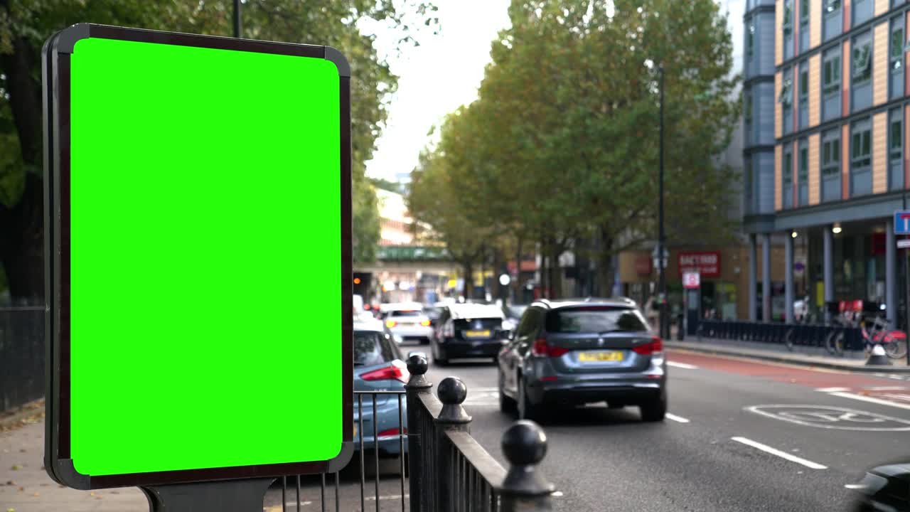 伦敦大街上的色度关键广告牌视频素材