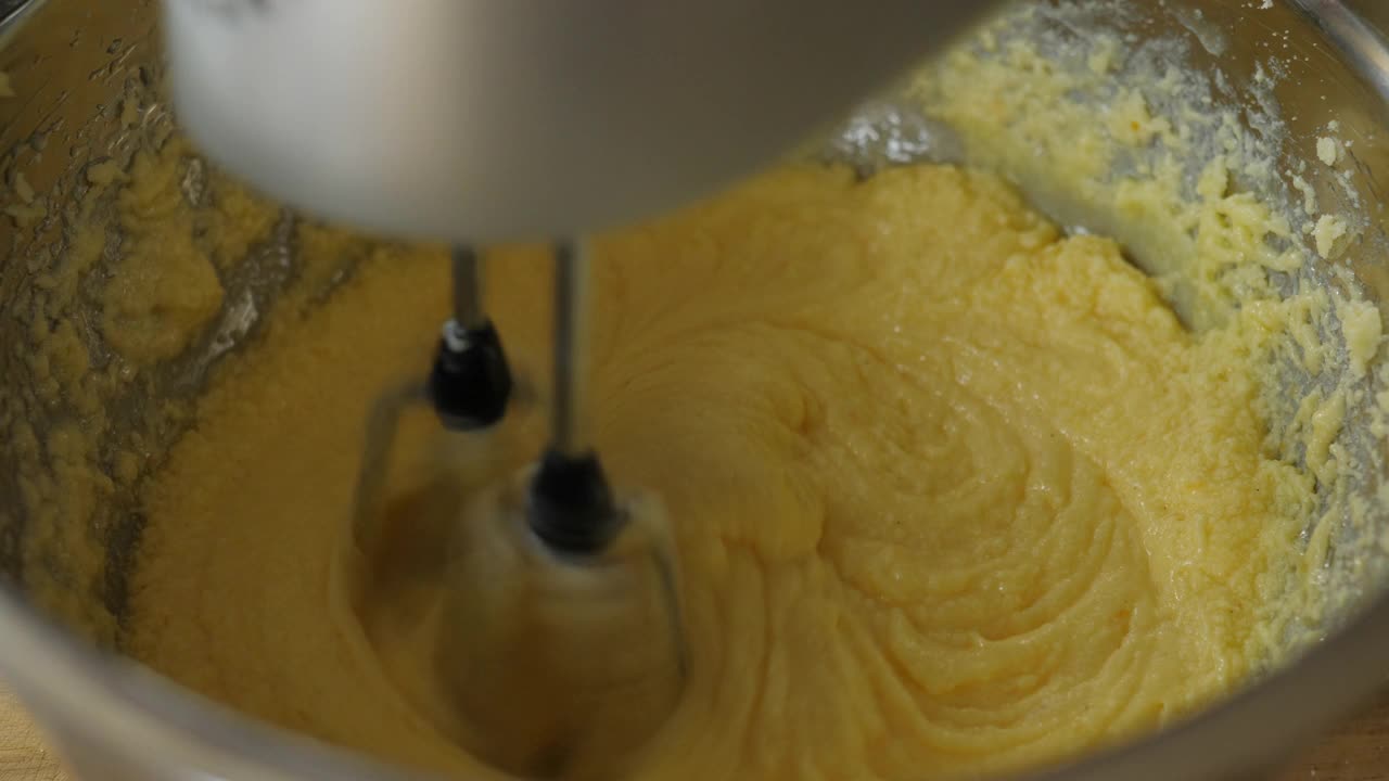 把鸡蛋、黄油混合在一起做海绵蛋糕视频下载