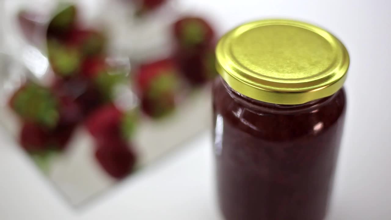 美味新鲜的草莓酱-以果酱和草莓果为背景视频素材