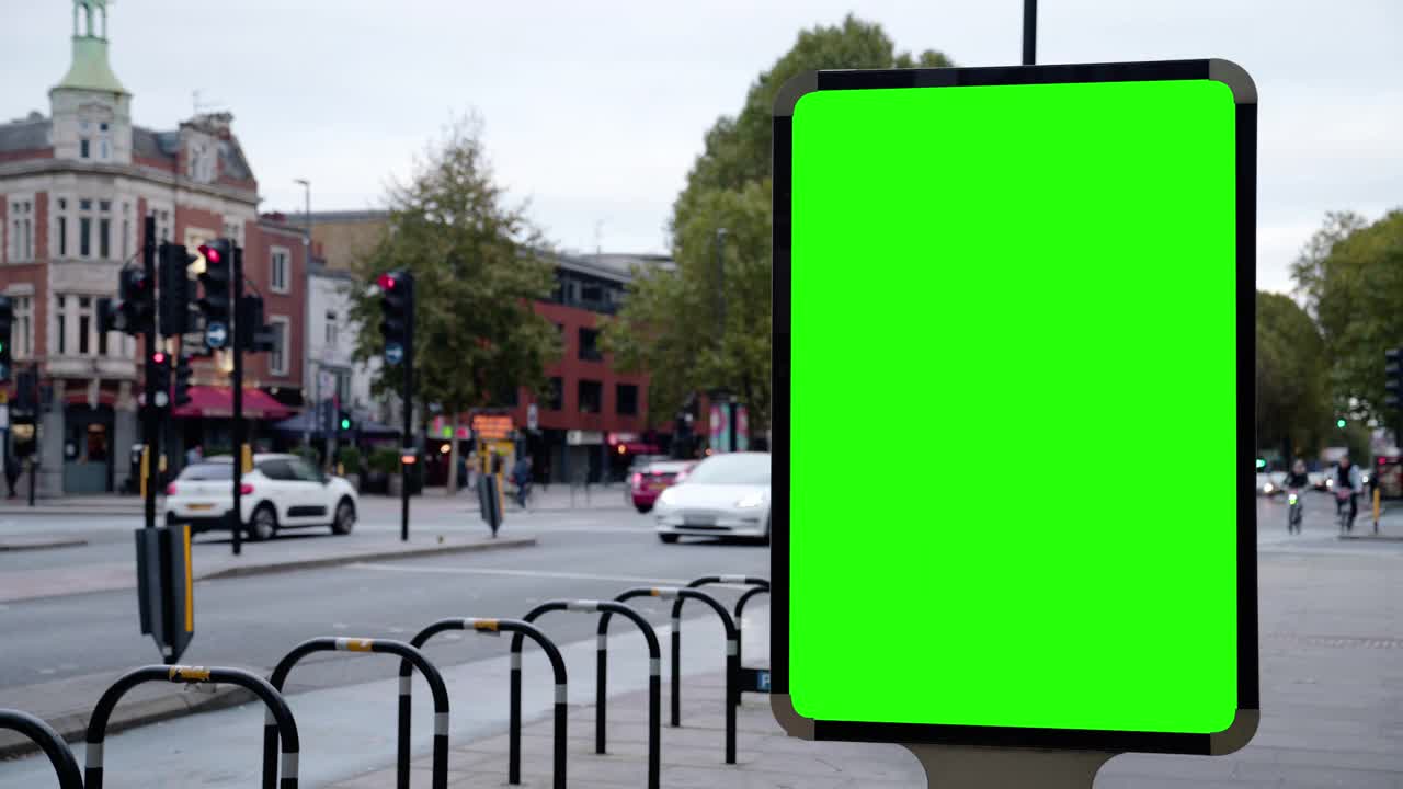 绿色屏幕广告牌在街上的白天视频下载