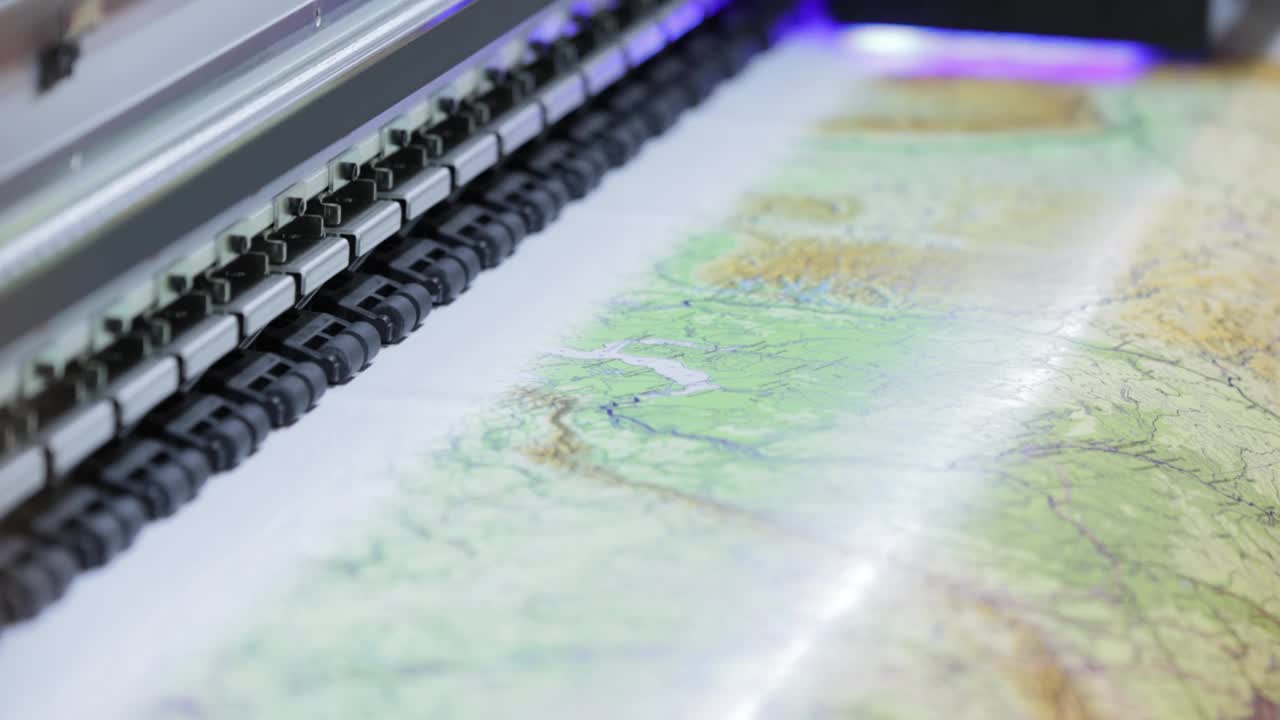 现代数码大幅面UV打印机。印刷生产技术。UV钉扎是将低强度紫外线照射到UV固化油墨上的过程视频素材