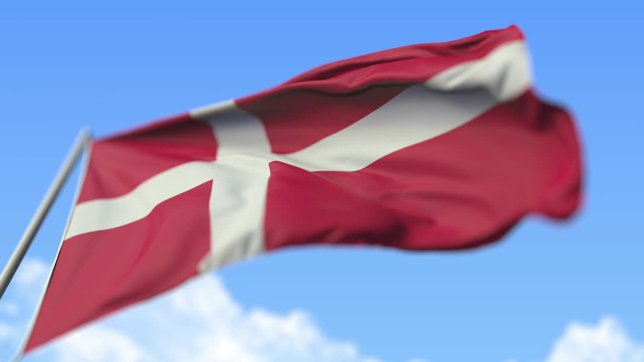 丹麦国旗飘扬，低角度视野。可循环逼真的慢动作3D动画视频下载