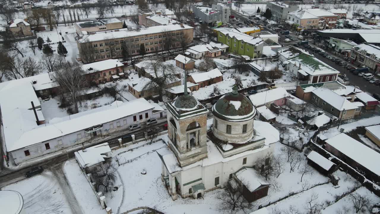 冬季，一架无人驾驶飞机在切尔尼夫的尼琴市上空拍摄视频素材