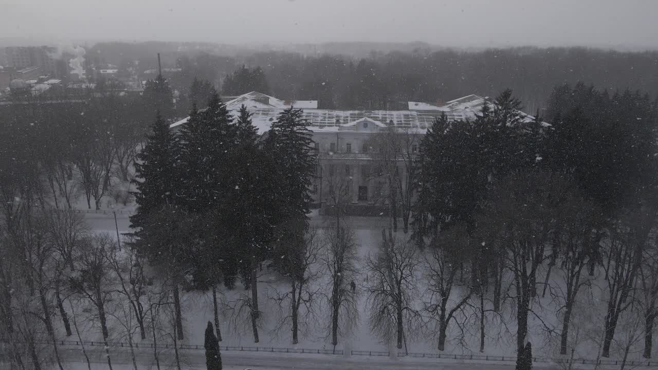 冬季，一架无人驾驶飞机在切尔尼夫的尼琴市上空拍摄视频素材