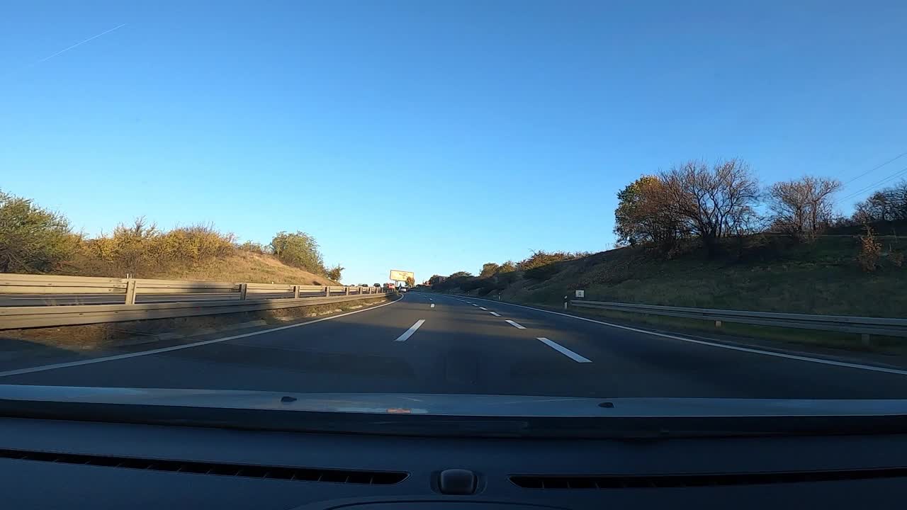 一辆POV汽车在高速公路上行驶视频素材