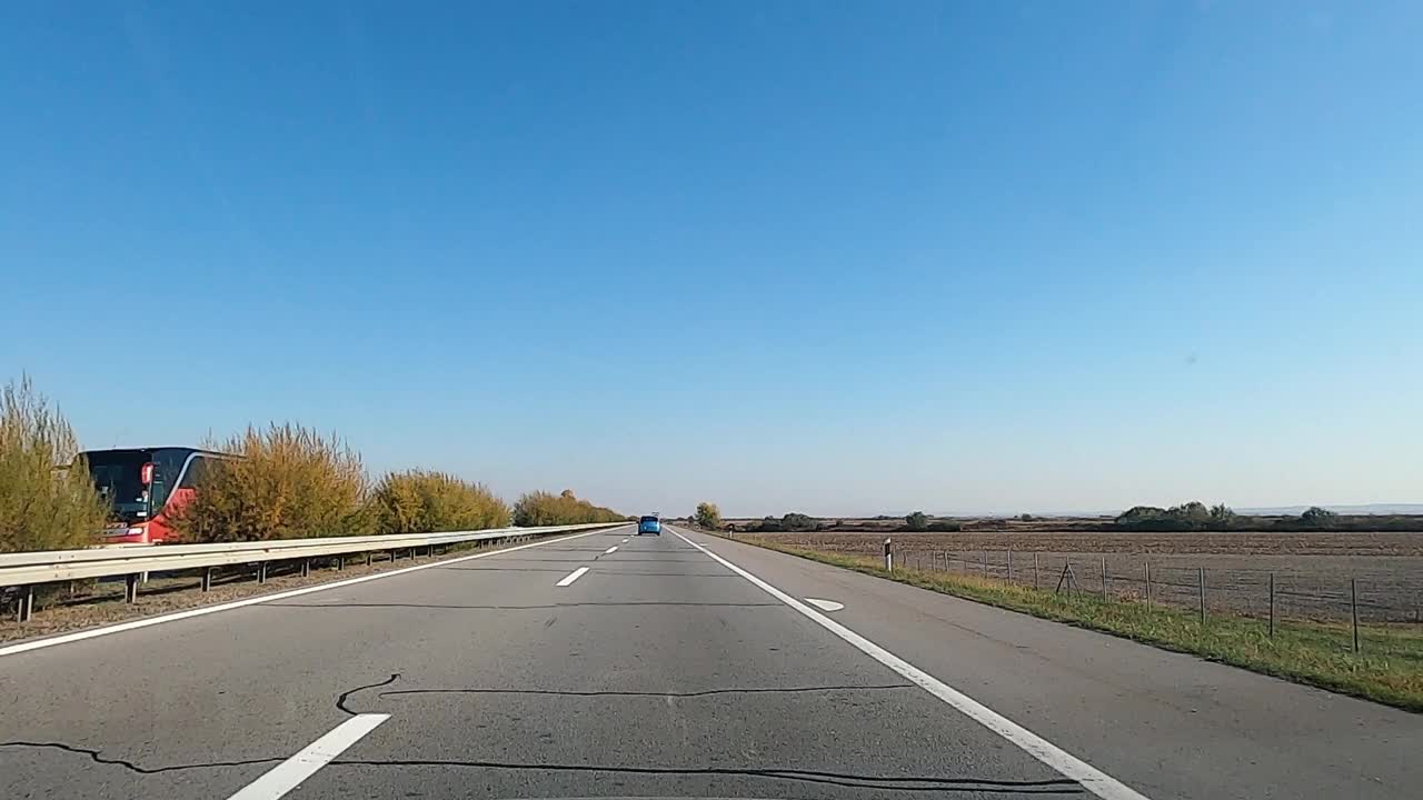 一辆POV汽车在高速公路上行驶视频素材