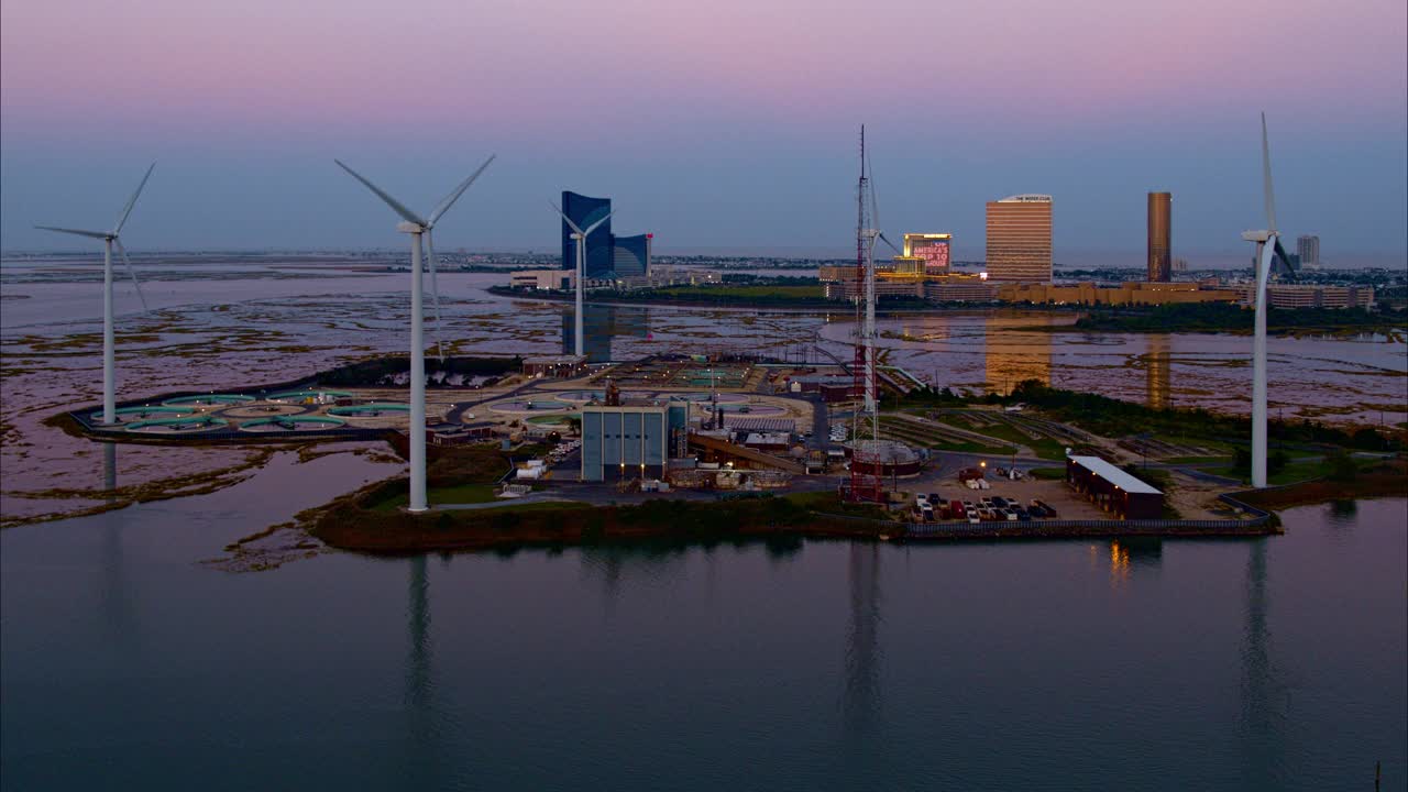 可持续能源用于环境保护。美国新泽西州大西洋城前的一个由风力涡轮机和太阳能板供电的污水处理厂。航拍视频用的是固定摄像头。视频下载