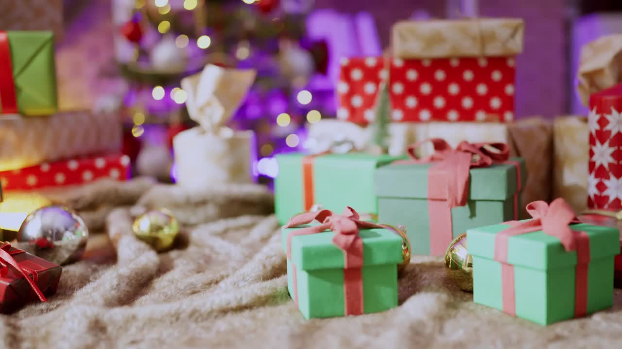 圣诞新年喜庆概念，礼品丝带盒和装饰圣诞树用淡淡的散景布置与组合在桌上，圣诞新年喜庆的背景概念视频下载