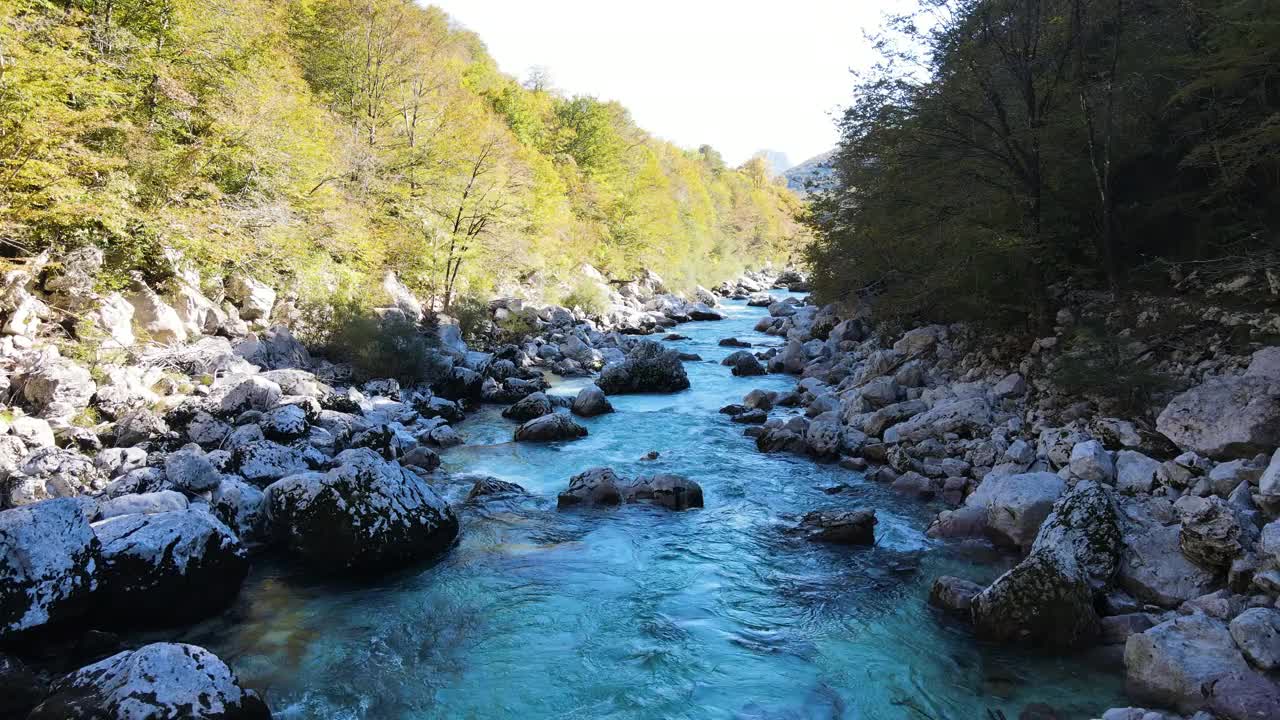无人机的观点，美丽的河流流动在秋天视频素材