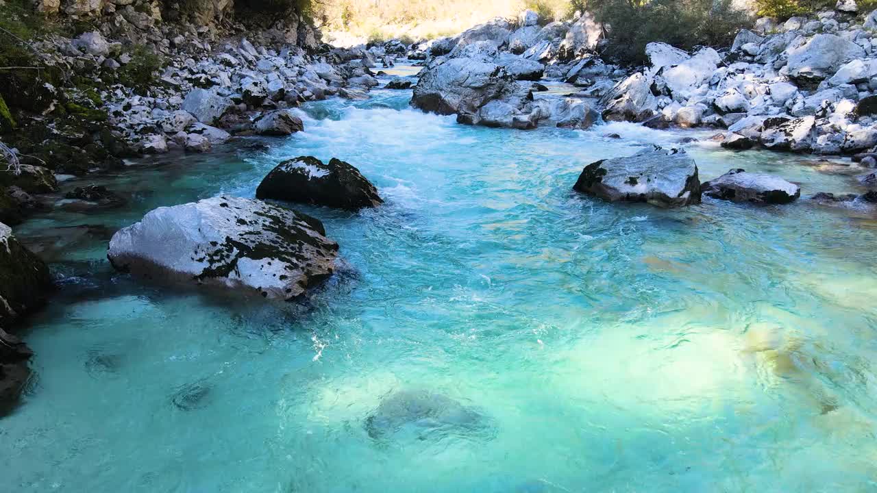绿松石色河流流动视频素材