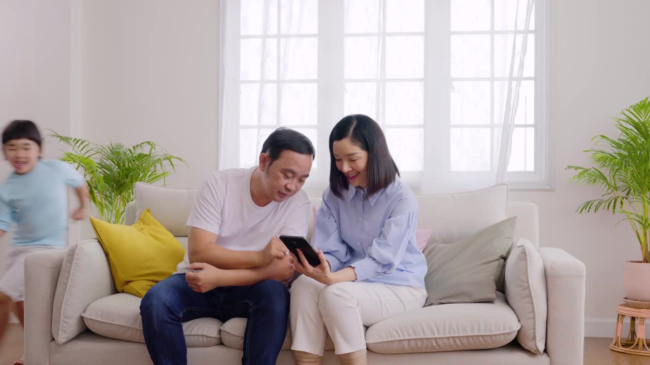 幸福的亚洲家庭视频素材