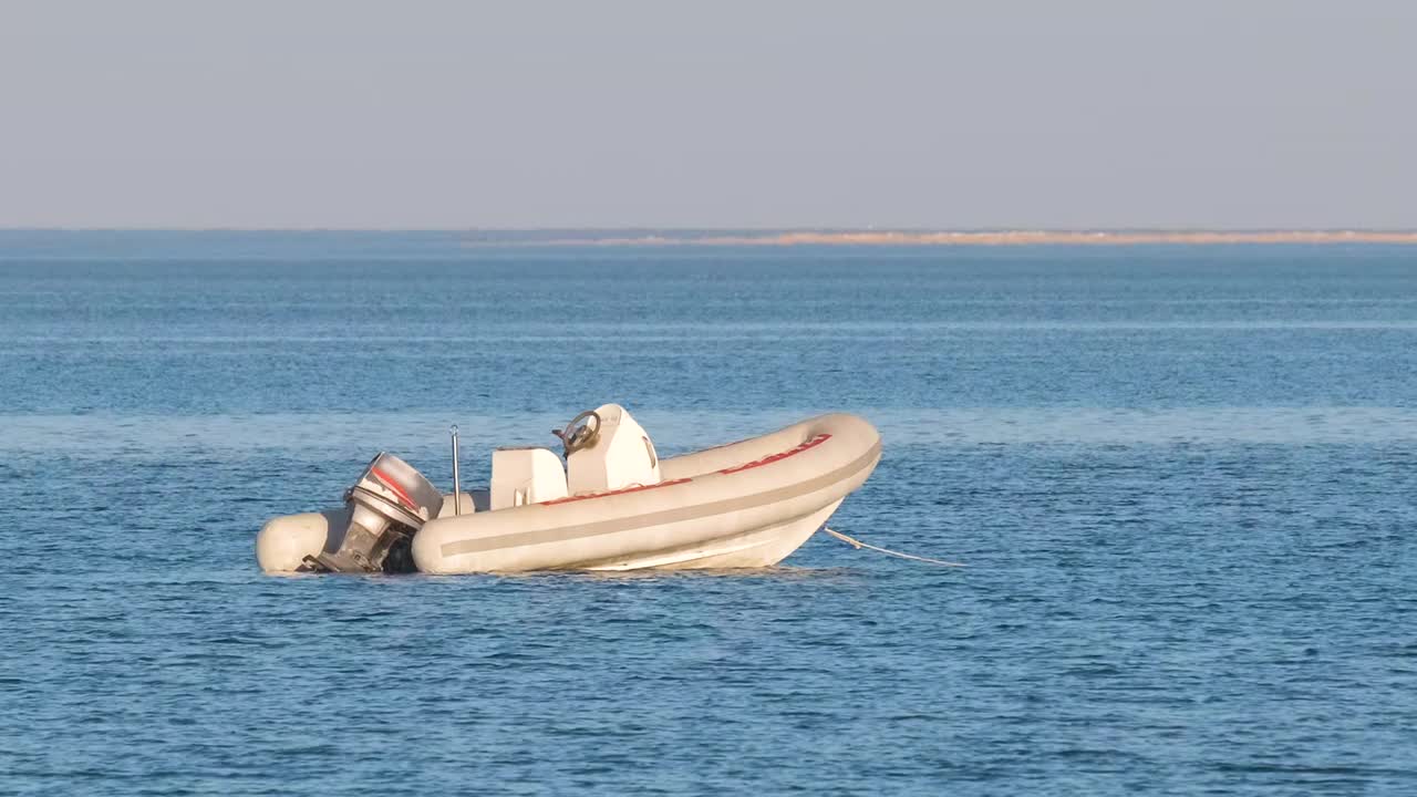 碧波荡漾的海景，白色的快艇停泊在平静的波浪上视频素材