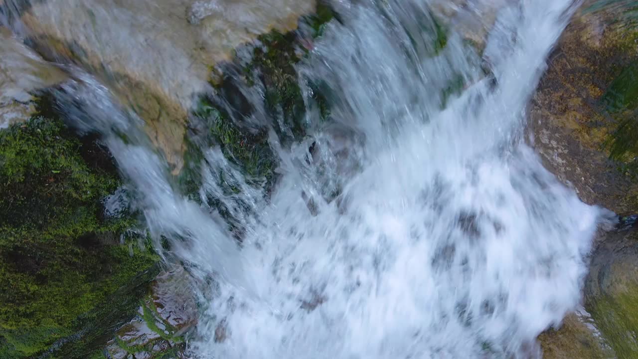 瀑布在山河与白色泡沫的水从岩石形成的夏季森林。视频素材