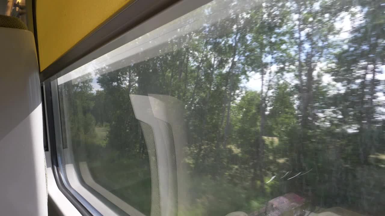 火车通过窗户观看自然景观，慢动作180fps视频下载