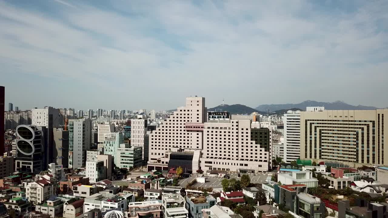 韩国首尔江南区和龙山区附近的汉江江南大道N首尔塔周围的摩天大楼和住宅区视频下载