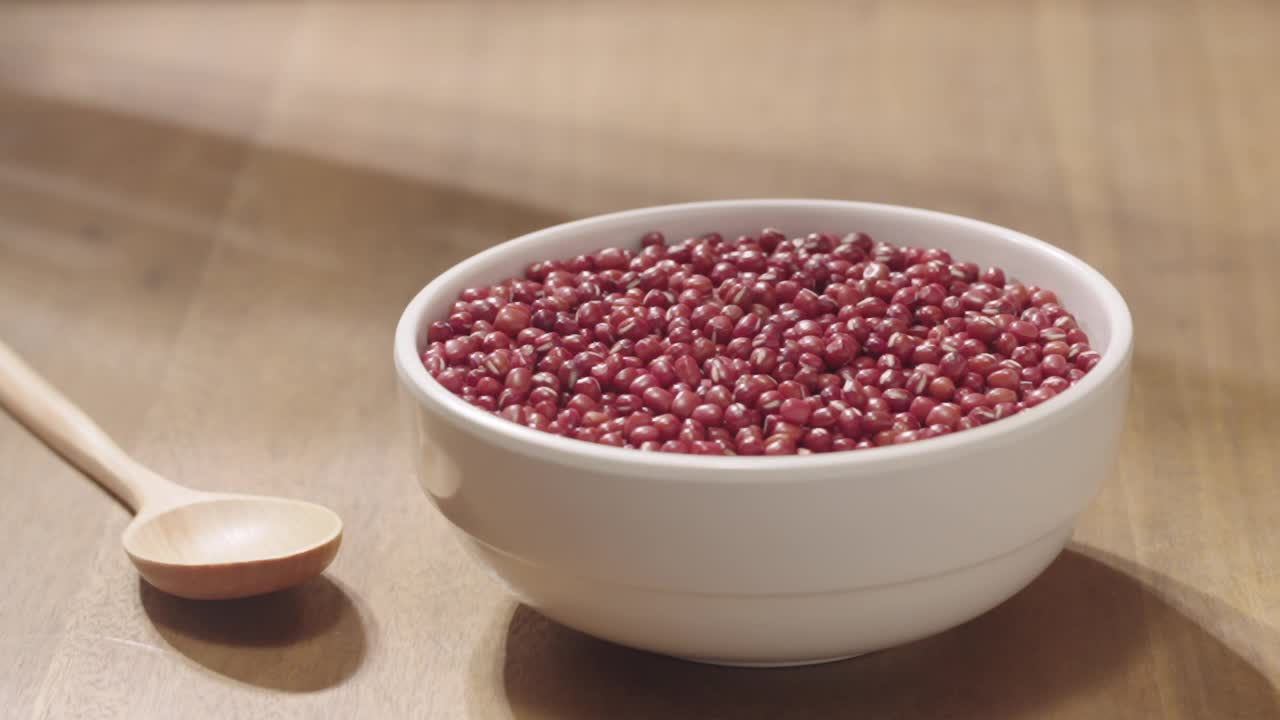 把红豆倒进碗里，慢动作视频下载