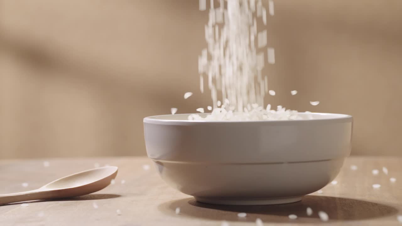 把米饭倒进碗里，慢动作视频素材