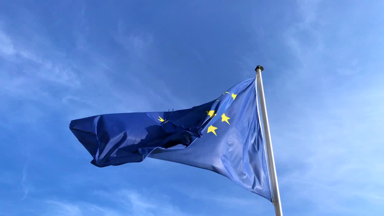 欧盟旗帜在一根杆子上挥舞视频素材