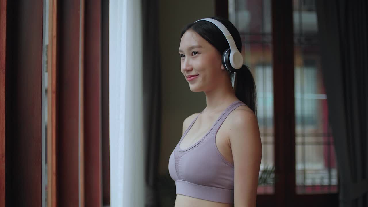 年轻的亚洲妇女在家锻炼视频素材