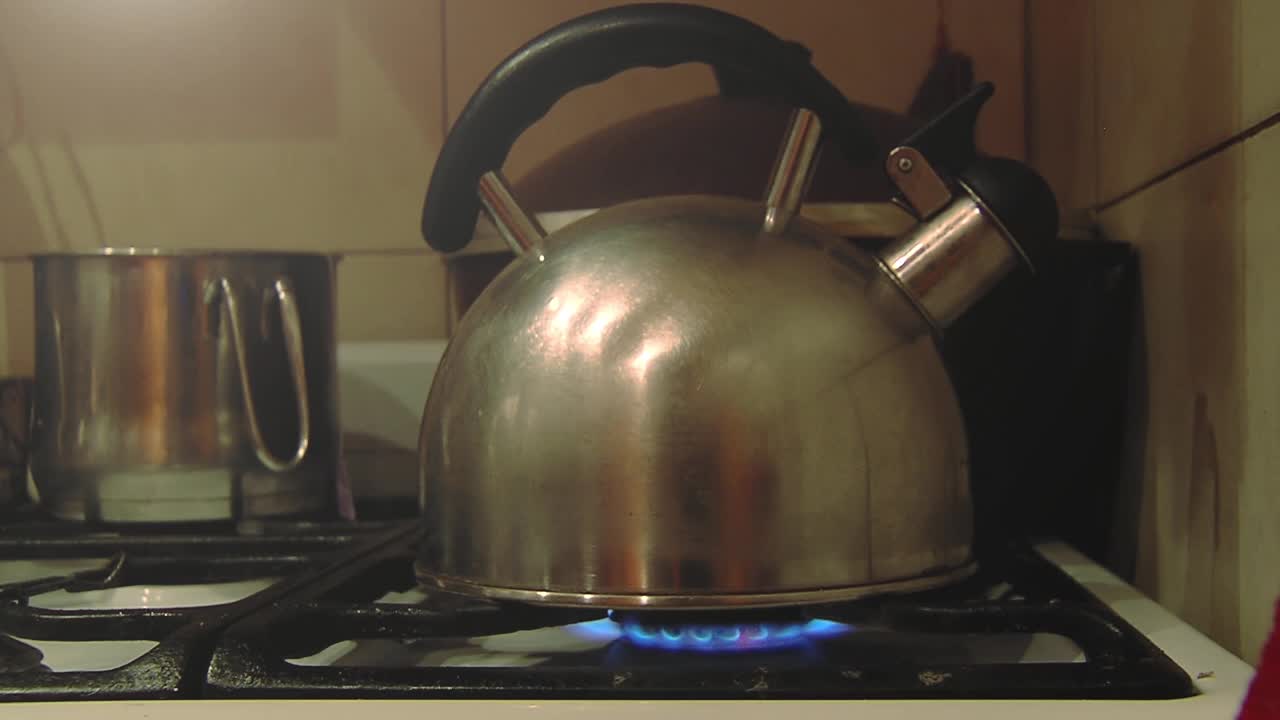 呼啸的茶壶在厨房里沸腾。关闭了。视频素材